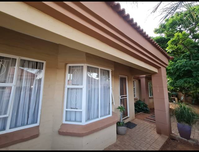 3 BEDROOM TOWNHOUSE TO LET IN LANGENHOVENPARK
